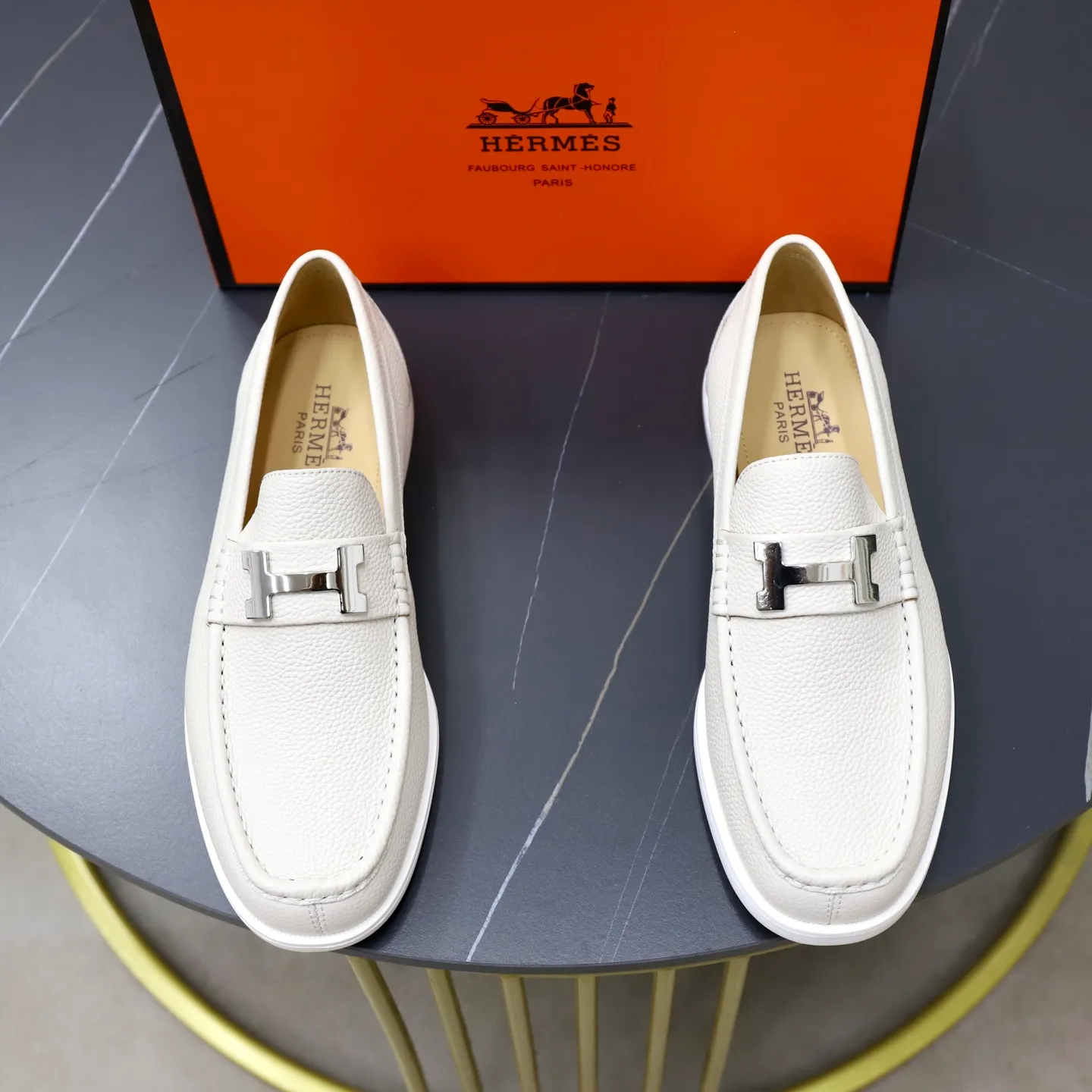 Ex-factory price: 560💰Hermès/Hermès slip-on men's shoes. This shoe is made of imported pebbled cowhide. It has simple and smooth lines and is combined with aerodynamically designed 3CM rubber foam ultra-light soles! Youthful and fashionable, classic H-shaped hardware buckle decoration, calf lining gently wraps the feet, with logo cowhide feet, casual and urban style, highlighting youthful vitality, sports and leisure version, super versatile, code number: 38-39-40-41-42-43-44 standard leather shoe size (45 can be customized but does not support returns)